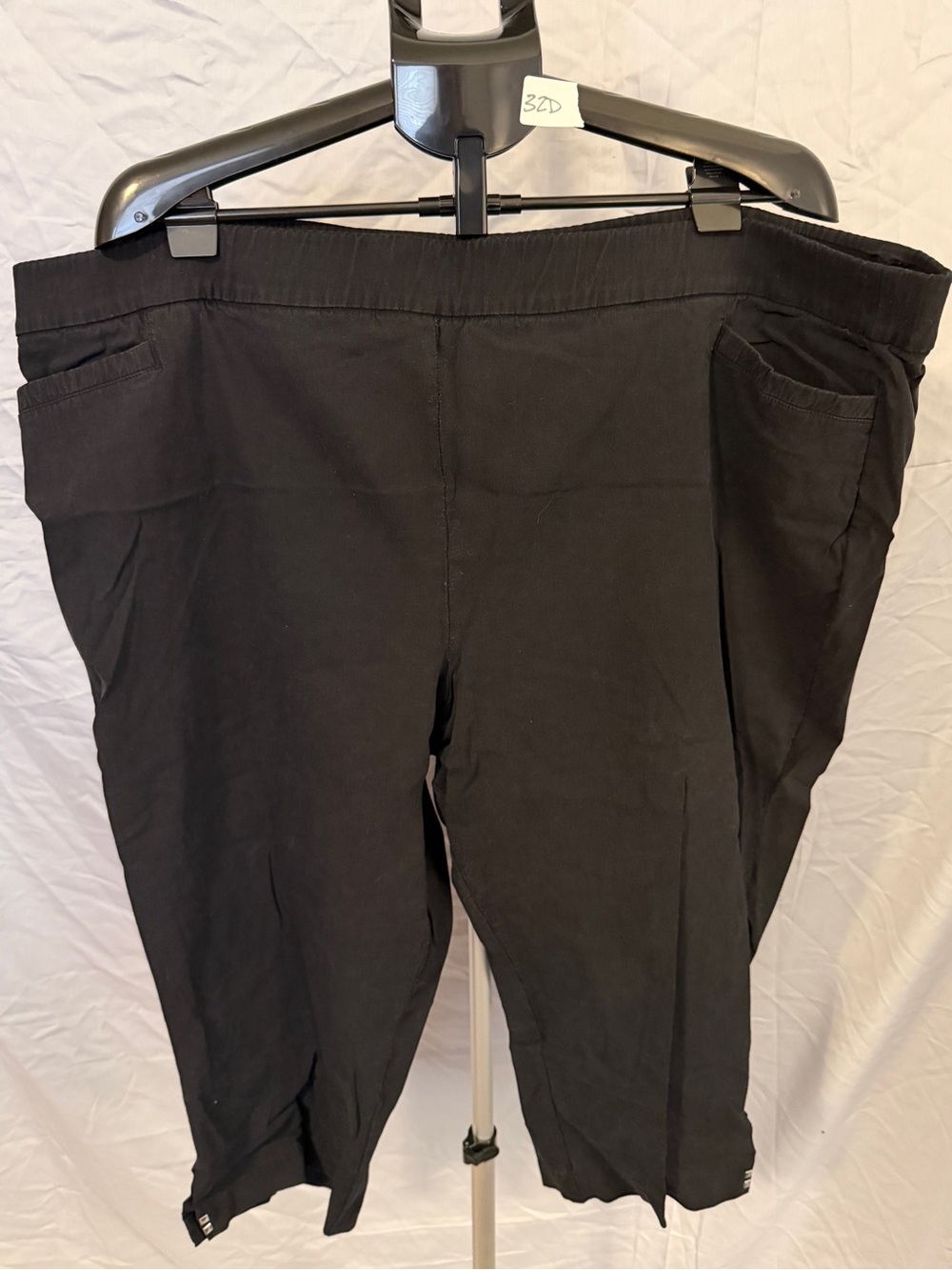 Avenue Black Pull-On Capri Pants